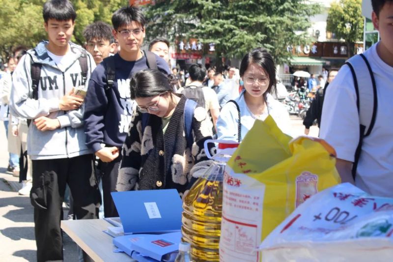 湖南鐘情餐飲管理有限責任公司,餐飲管理,鐘情餐飲管理,團體膳食,大學食堂,學院食堂,學校餐飲